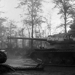 Модель тяжелого танка ИС-2 и 7-ой ОГТБ.Берлин,май 1945.